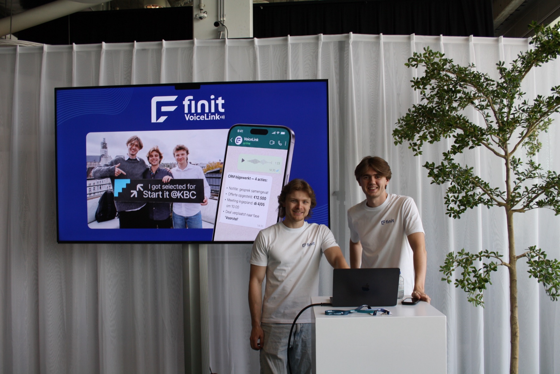 Karel en Jort van Finit Solutions achter hun stand op een beurs.